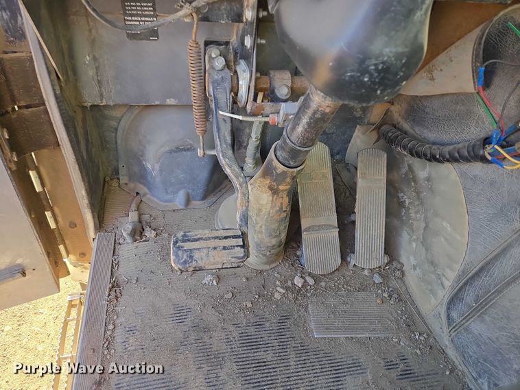 image for item DY1431 1996 Mack MR690S concrete pump truck