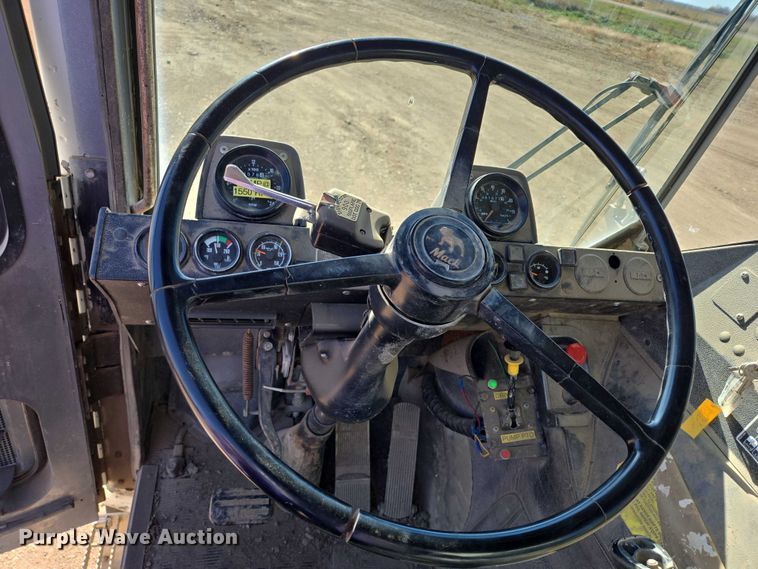 image for item DY1431 1996 Mack MR690S concrete pump truck