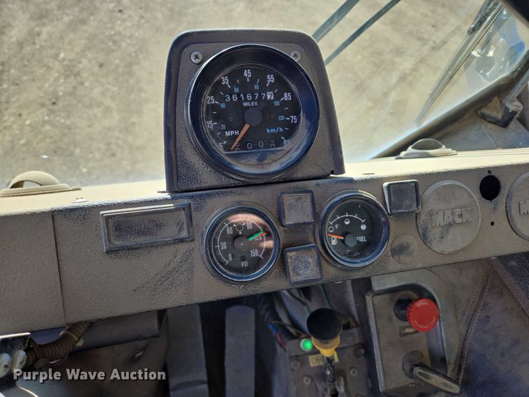 image for item DY1431 1996 Mack MR690S concrete pump truck