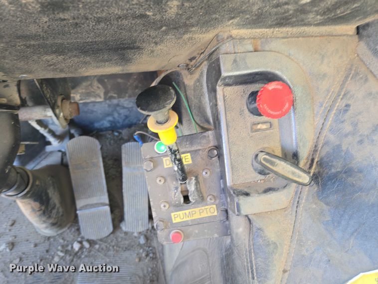 image for item DY1431 1996 Mack MR690S concrete pump truck