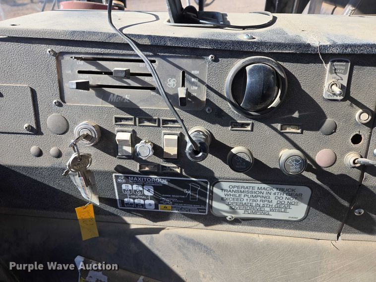 image for item DY1431 1996 Mack MR690S concrete pump truck