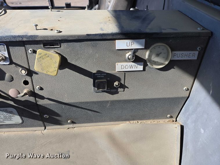 image for item DY1431 1996 Mack MR690S concrete pump truck