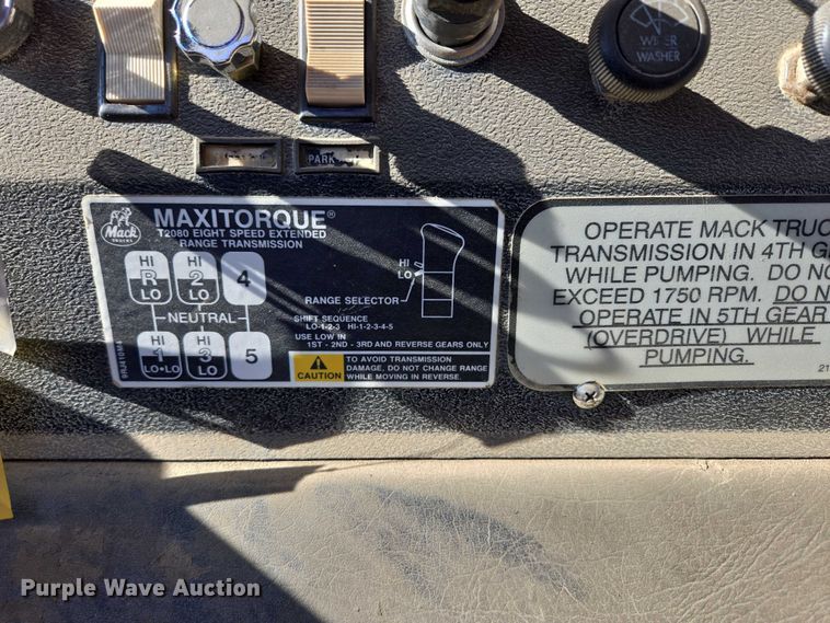 image for item DY1431 1996 Mack MR690S concrete pump truck