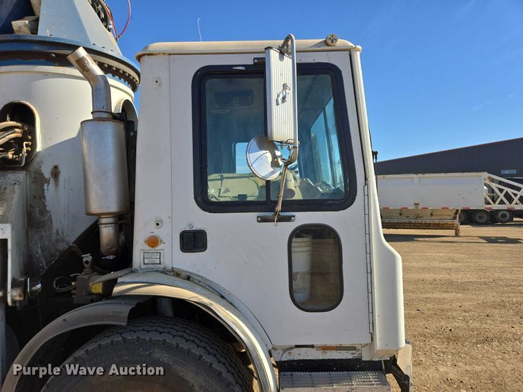 image for item DY1431 1996 Mack MR690S concrete pump truck