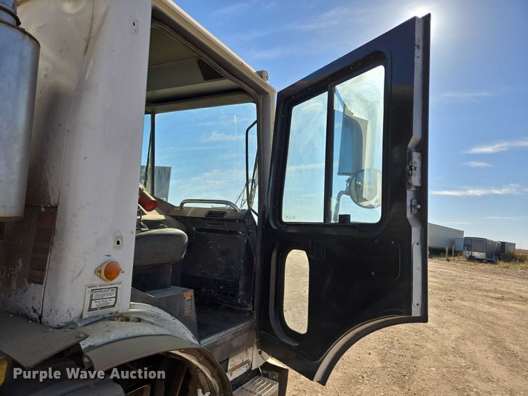 image for item DY1431 1996 Mack MR690S concrete pump truck