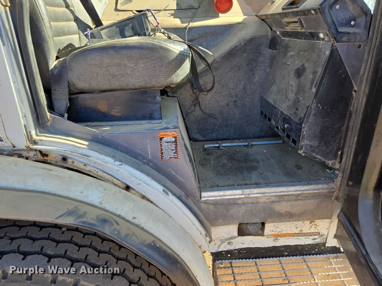 image for item DY1431 1996 Mack MR690S concrete pump truck