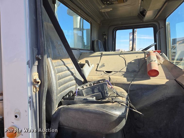 image for item DY1431 1996 Mack MR690S concrete pump truck