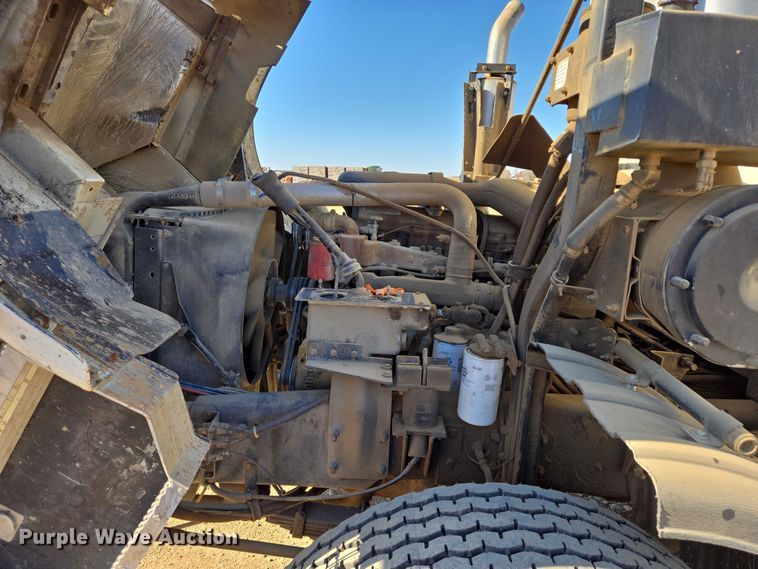 image for item DY1431 1996 Mack MR690S concrete pump truck