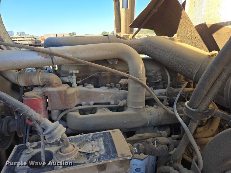 image for item DY1431 1996 Mack MR690S concrete pump truck