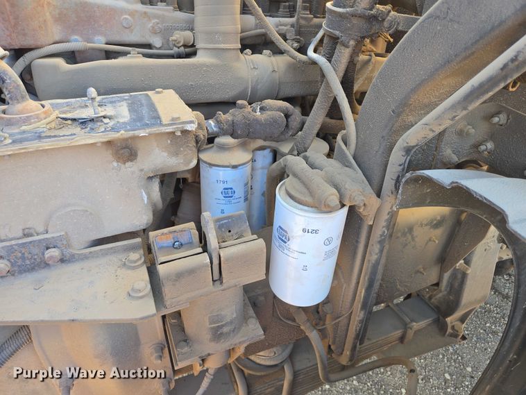 image for item DY1431 1996 Mack MR690S concrete pump truck