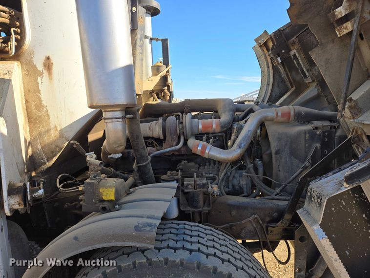 image for item DY1431 1996 Mack MR690S concrete pump truck