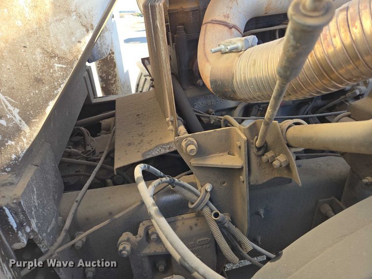 image for item DY1431 1996 Mack MR690S concrete pump truck