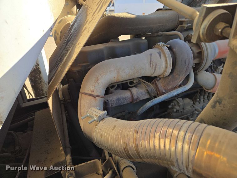 image for item DY1431 1996 Mack MR690S concrete pump truck