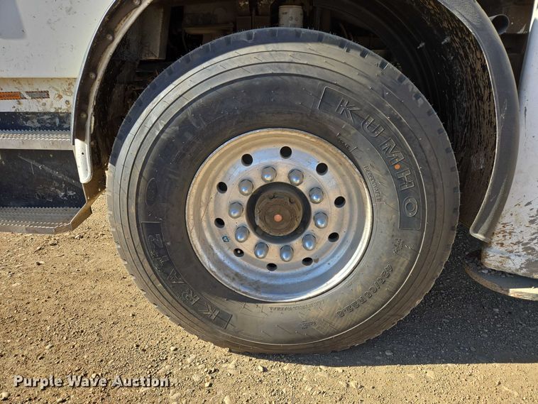 image for item DY1431 1996 Mack MR690S concrete pump truck