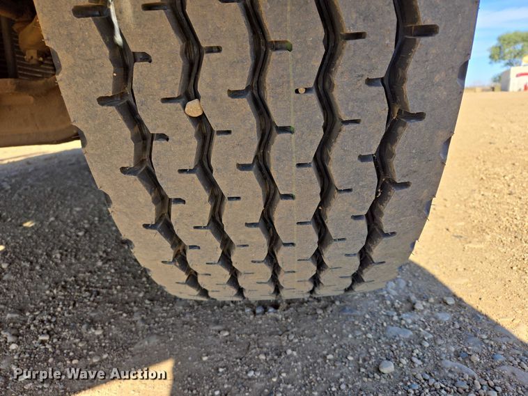 image for item DY1431 1996 Mack MR690S concrete pump truck