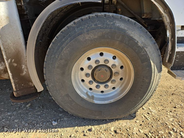 image for item DY1431 1996 Mack MR690S concrete pump truck