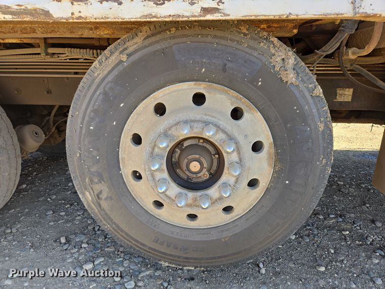 image for item DY1431 1996 Mack MR690S concrete pump truck