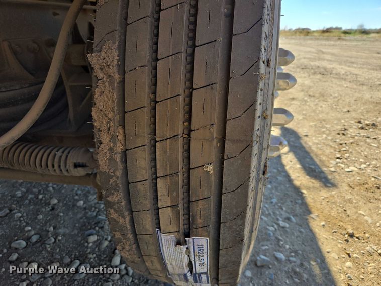 image for item DY1431 1996 Mack MR690S concrete pump truck