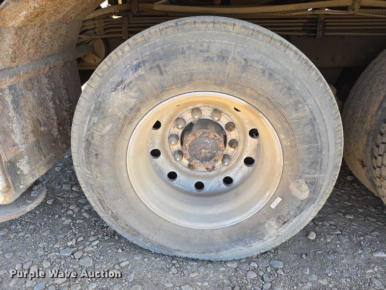 image for item DY1431 1996 Mack MR690S concrete pump truck