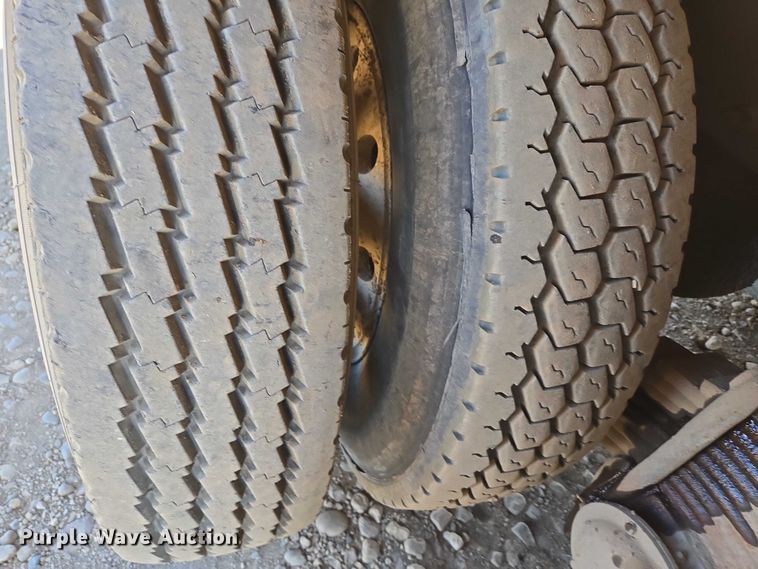 image for item DY1431 1996 Mack MR690S concrete pump truck