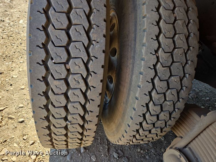 image for item DY1431 1996 Mack MR690S concrete pump truck