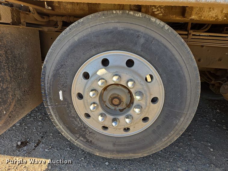 image for item DY1431 1996 Mack MR690S concrete pump truck