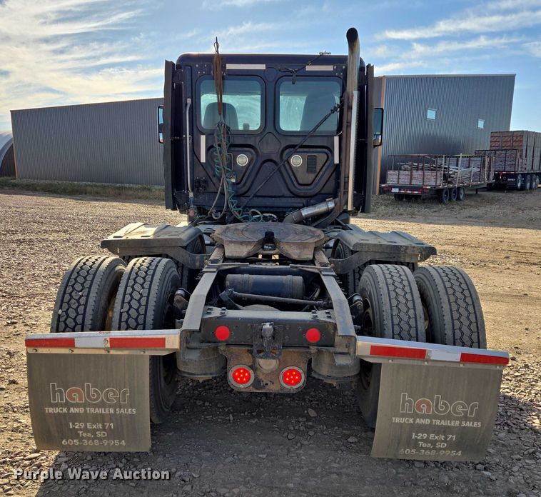 image for item DY1433 2011 Freightliner Cascadia semi truck