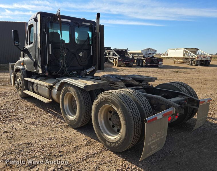 image for item DY1433 2011 Freightliner Cascadia semi truck
