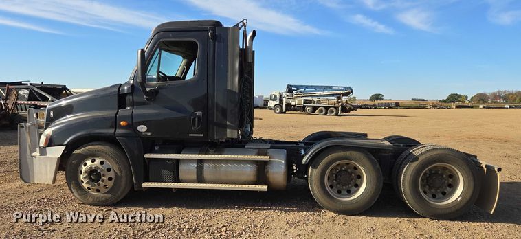 image for item DY1433 2011 Freightliner Cascadia semi truck