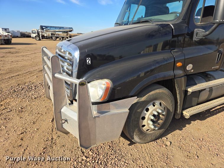 image for item DY1433 2011 Freightliner Cascadia semi truck