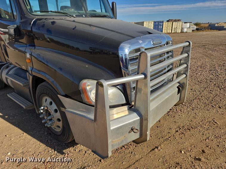 image for item DY1433 2011 Freightliner Cascadia semi truck