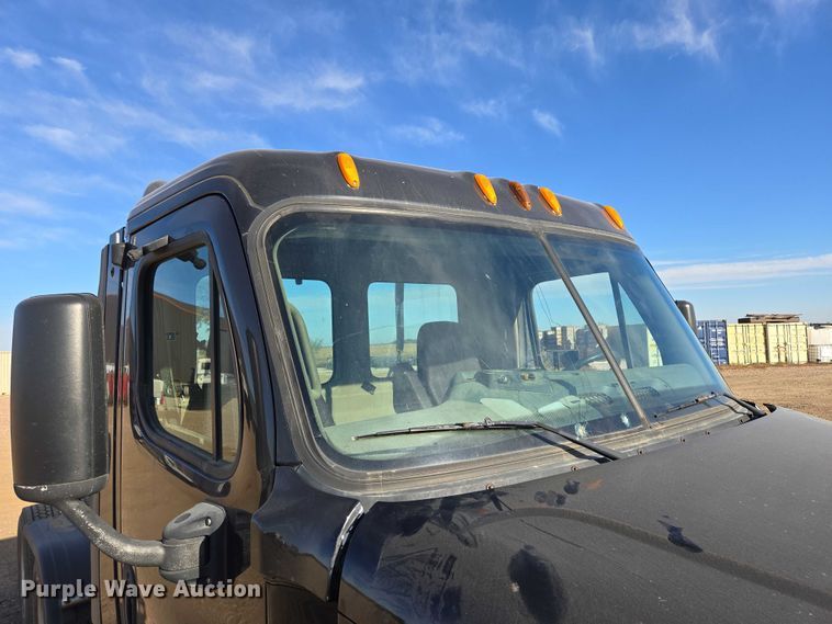 image for item DY1433 2011 Freightliner Cascadia semi truck