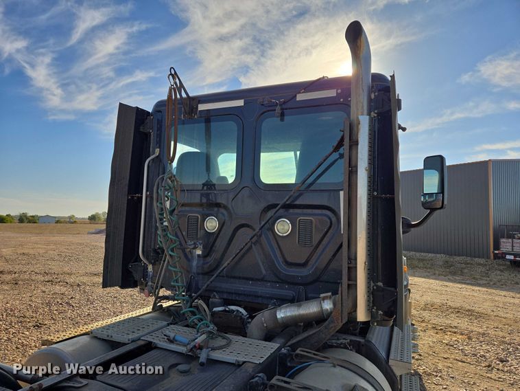 image for item DY1433 2011 Freightliner Cascadia semi truck