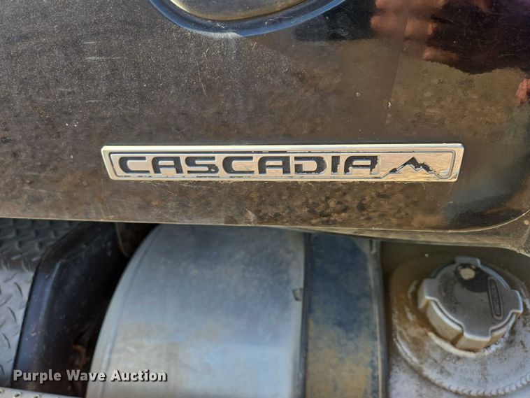 image for item DY1433 2011 Freightliner Cascadia semi truck