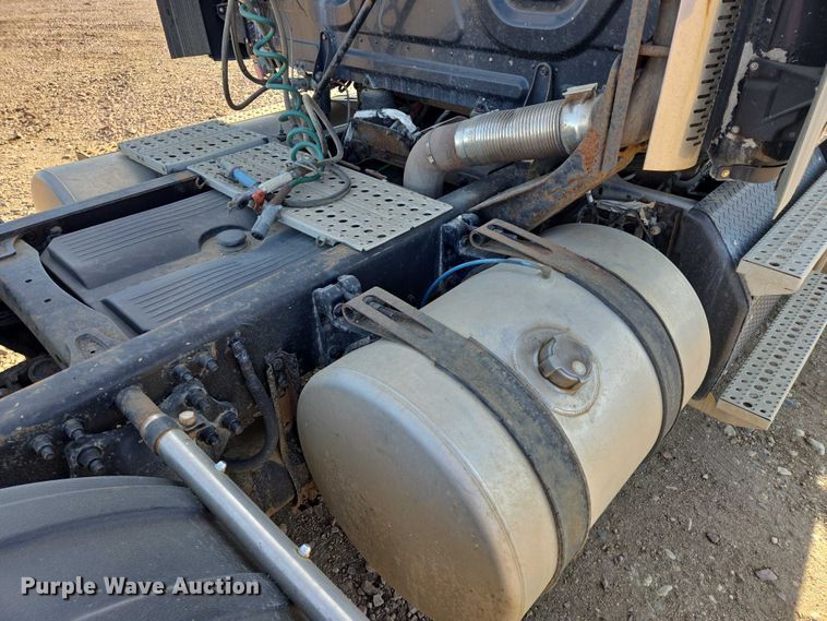 image for item DY1433 2011 Freightliner Cascadia semi truck