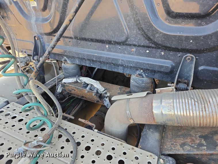 image for item DY1433 2011 Freightliner Cascadia semi truck