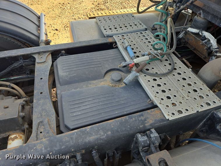 image for item DY1433 2011 Freightliner Cascadia semi truck