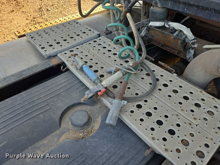 image for item DY1433 2011 Freightliner Cascadia semi truck