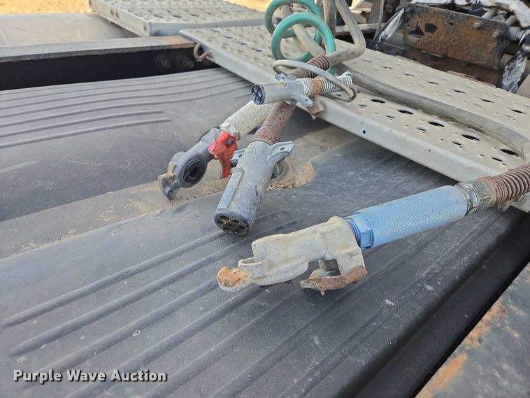 image for item DY1433 2011 Freightliner Cascadia semi truck