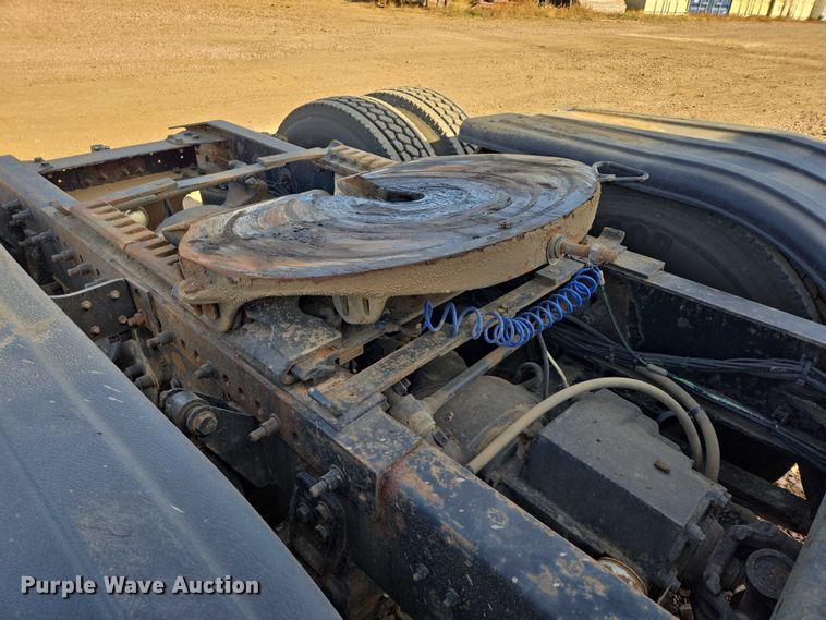 image for item DY1433 2011 Freightliner Cascadia semi truck