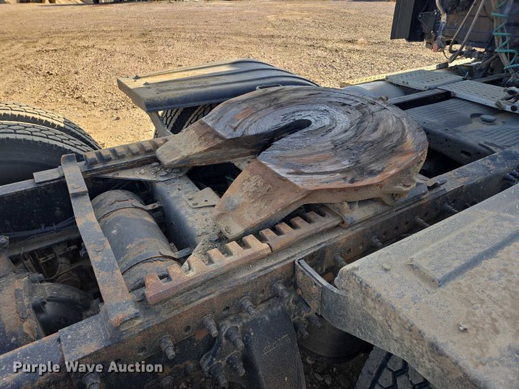 image for item DY1433 2011 Freightliner Cascadia semi truck