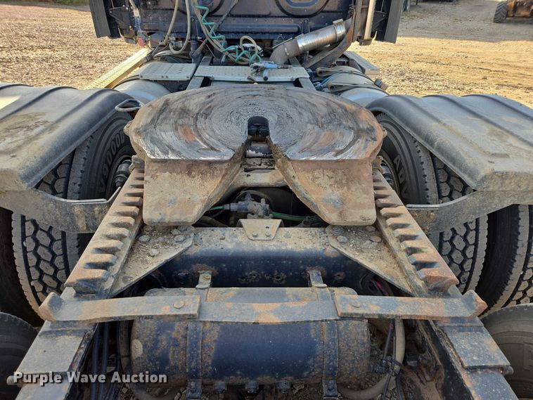 image for item DY1433 2011 Freightliner Cascadia semi truck