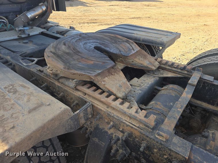 image for item DY1433 2011 Freightliner Cascadia semi truck