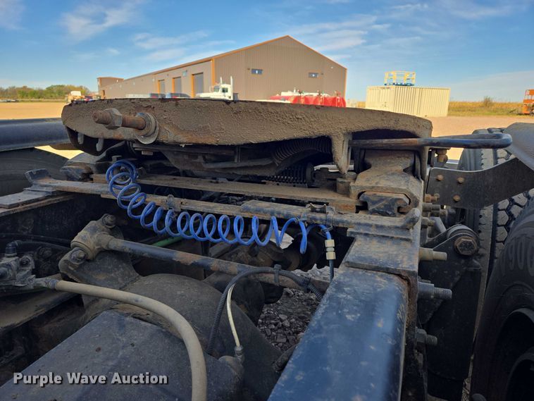 image for item DY1433 2011 Freightliner Cascadia semi truck