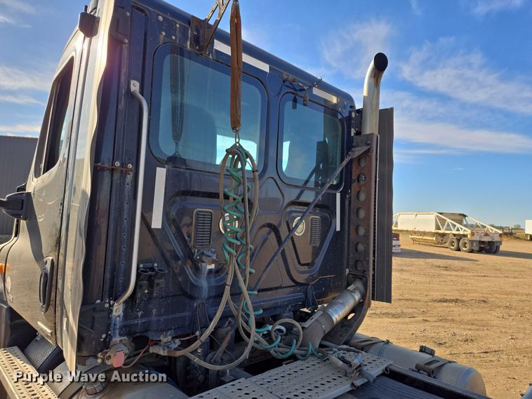 image for item DY1433 2011 Freightliner Cascadia semi truck