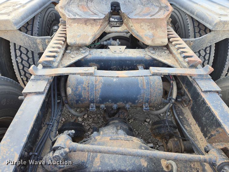 image for item DY1433 2011 Freightliner Cascadia semi truck