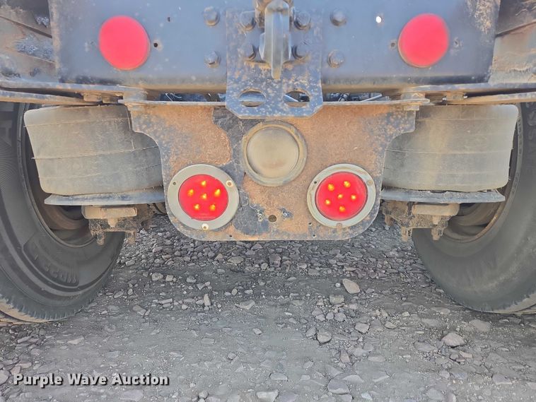 image for item DY1433 2011 Freightliner Cascadia semi truck