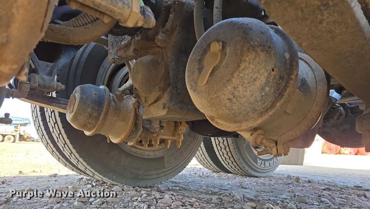 image for item DY1433 2011 Freightliner Cascadia semi truck