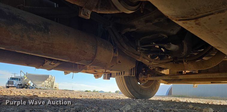 image for item DY1433 2011 Freightliner Cascadia semi truck