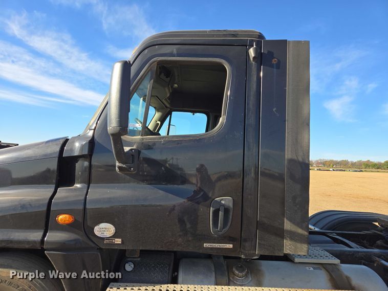 image for item DY1433 2011 Freightliner Cascadia semi truck